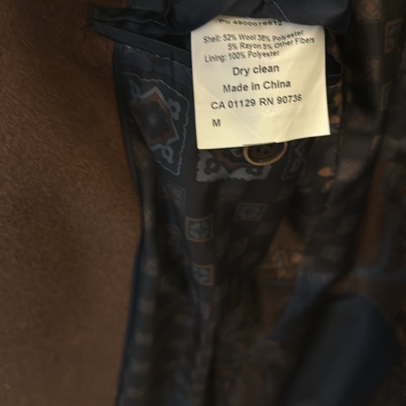 Gorgeous winter coat barely worn. Like new - Picture 4 of 5